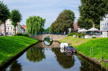 Friedrichstadt, Almanya - 06 Eylül 2021: Mittelburggraben, Friedrichstadt. Friedrichstadt Kanalı üzerindeki tarihi taş köprü