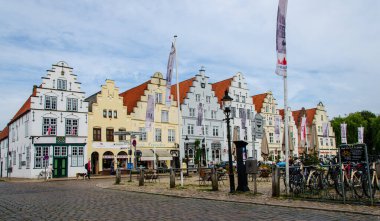 Friedrichstadt, Almanya - 06 Eylül 2021: Friedrichstadt Pazar Meydanı (Friedrichstadt Marktplatz)