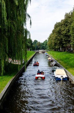 Friedrichstadt, Almanya - 06 Eylül 2021: Mittelburggraben, Friedrichstadt. Friedrichstadt 'ta tekne gezisi.
