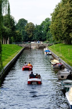Friedrichstadt, Almanya - 06 Eylül 2021: Mittelburggraben, Friedrichstadt. Friedrichstadt 'ta tekne gezisi.