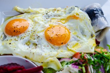 Labskaus (Kuzey Almanya 'dan geleneksel yemek) burada konserve sığır eti ve kızarmış yumurta ve rulo ringa balığı ile yapılır.