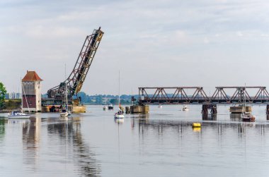 Boren, Almanya - 07 Eylül 2021: Lindaunis Köprüsü, Almanya 'nın kuzeyinde Schleswig-Holstein eyâletinde Baltık Denizi' nin bir körfezi olan Schlei 'yi geçen basküle bir köprüdür.