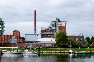 Kappeln, Almanya - 07 Eylül 2021: Cremilk GmbH fabrikası. CREMILK kuzey Schleswig-Holstein eyâletinde, Kappeln an der Schlei 'de yer almaktadır..