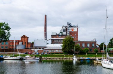 Kappeln, Almanya - 07 Eylül 2021: Cremilk GmbH fabrikası. CREMILK kuzey Schleswig-Holstein eyâletinde, Kappeln an der Schlei 'de yer almaktadır..