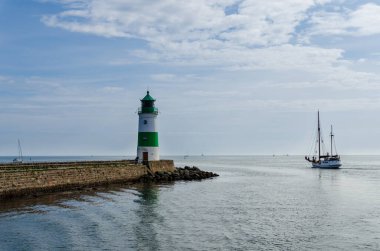 Baltık Denizi 'nin batı kıyısındaki Schleimnde Deniz Feneri, denizden Schlei' ye girişi gösterir. Şamandıra 1871 'de inşa edildi.
