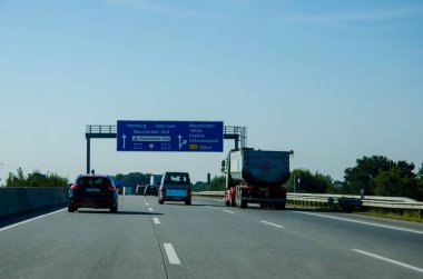 Almanya 'nın kuzeyinde Schleswig-Holstein - 09 Eylül 2021: Alman Otoyolu üzerindeki trafik (Autobahn, Bundesautobahn) A7.