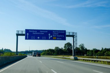 Almanya 'nın kuzeyinde Schleswig-Holstein - 09 Eylül 2021: Alman Otoyolu üzerindeki trafik (Autobahn, Bundesautobahn) A7.