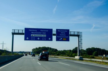 Almanya 'nın kuzeyinde Schleswig-Holstein - 09 Eylül 2021: Alman Otoyolu üzerindeki trafik (Autobahn, Bundesautobahn) A7.