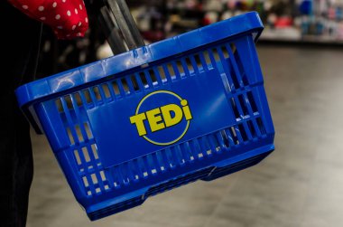 Soest, Almanya - 11 Eylül 2021: TEDI alışveriş sepeti