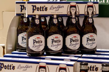 Soest, Almanya - 11 Eylül 2021: Pott 's Landbier Birası Mağazada Satılık.
