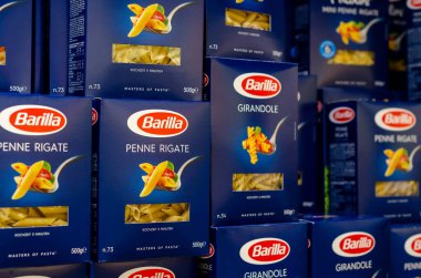 Soest, Almanya - 11 Eylül 2021: Mağazada satılık Barilla makarna.