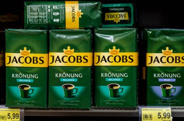 Soest, Almanya - 11 Eylül 2021: Jacobs kahvesi süpermarkette satılıktır. Jacobs, Johann Jacobs tarafından 1895 yılında Almanya 'da yapılmış bir kahve markasıdır..