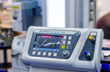 Kyiv, Ukrayna - 06 Ekim 2021: Ce ile Aeonmed Shangrila 510 Nakledilebilir Ventilatör