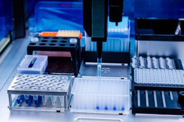 PCR test otomasyon laboratuvarına yakın çekim