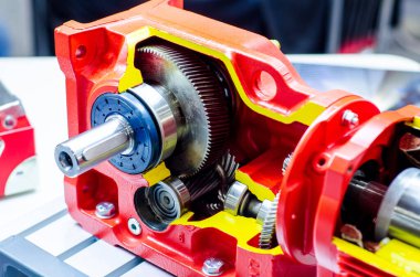 Motorlu çapraz kesitli sarmal vites kutusuna yakın çekim