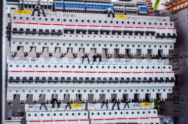 Kyiv, Ukrayna - 20 Ekim 2021: Dağıtım panosuna ABB devre kesici kuruluyor