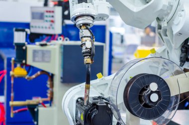 Robotik kaynak koluna yakın çekim