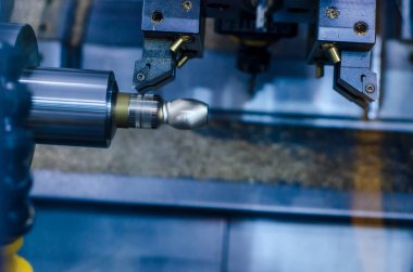 Metal işleme sürecindeki Cnc değirmen makinesi.