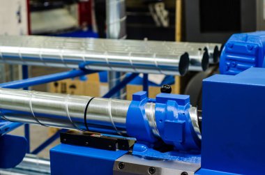 Fabrikadaki boru oluşturma makinesi.