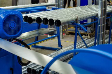 Fabrikadaki boru oluşturma makinesi.