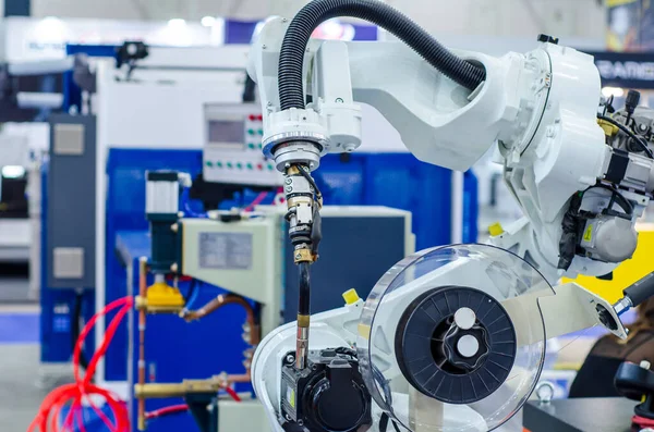Robotik kaynak koluna yakın çekim