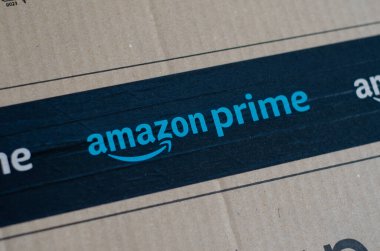Soest, Almanya - 12 Mart 2021 Amazon Prime karton kutu.