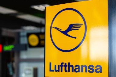 Katowice, Polonya - 11 Mart 2021: Lufthansa havaalanı terminaline giriş