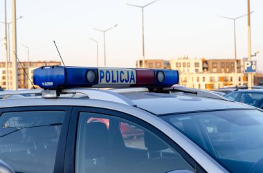Polis arabasının üzerindeki yerel polis logosu..