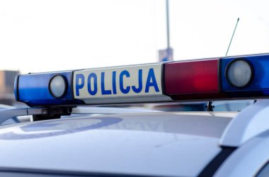 Polis arabasının üzerindeki yerel polis logosu..