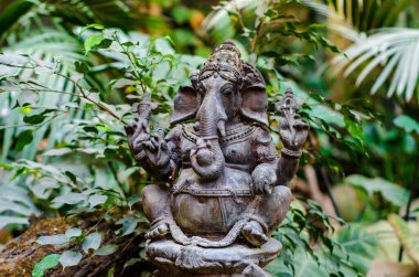 Ormanda Ganesha metal figürü