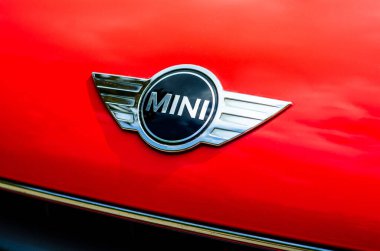 Soest, Almanya - 23 Nisan 2022: Arabada MINI logosu