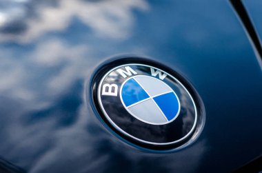Soest, Almanya - 23 Nisan 2022: Arabada BMW logosu