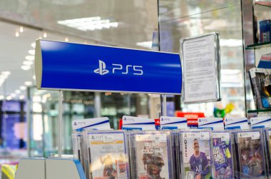 Soest, Almanya - 28 Nisan 2022: Sony PlayStation 5 oyunları süpermarkette satışa sunuldu.