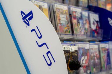 Soest, Almanya - 28 Nisan 2022: Sony PlayStation 5 oyunları süpermarkette satışa sunuldu.