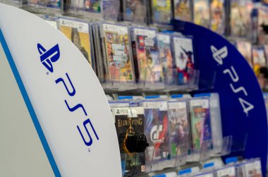 Soest, Almanya - 28 Nisan 2022: Sony PlayStation 5 oyunları süpermarkette satışa sunuldu.