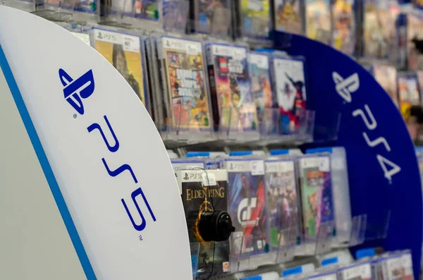 Soest, Almanya - 28 Nisan 2022: Sony PlayStation 5 oyunları süpermarkette satışa sunuldu.