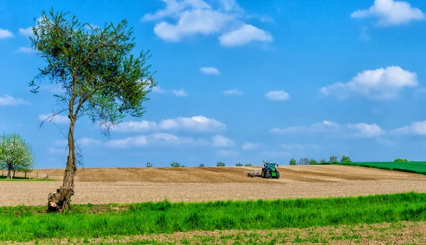 Pertanian Lanskap Pedesaan Dengan Traktor Lapangan — Stok Foto