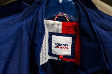 Soest, Almanya - 29 Nisan 2022: Tommy Jeans mağazada.