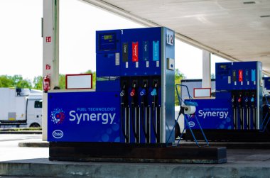 Quickborn, Almanya - 09 Mayıs 2022: Esso benzin istasyonu.