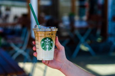 Quickborn, Almanya - 09 Mayıs 2022: Starbucks Plastik Kupası
