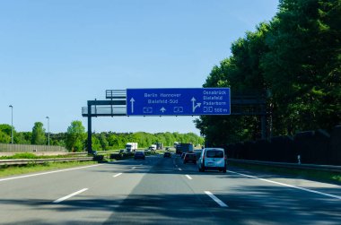 Kuzey Ren-Vestfalya, Almanya - 09 Mayıs 2022: Alman Otoyolu üzerindeki trafik (Autobahn, Bundesautobahn) A2.
