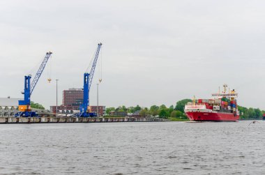 Rendsburg, Almanya - 11 Mayıs 2022: Almanya 'nın kuzeyinde Schleswig-Holstein eyâletinde Kiel Kanalı (Almanca: Nord-Ostsee-Kanal) tatlı su kanalı.