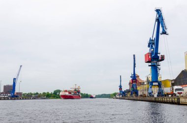 Rendsburg, Almanya - 11 Mayıs 2022: Almanya 'nın kuzeyinde Schleswig-Holstein eyâletinde Kiel Kanalı (Almanca: Nord-Ostsee-Kanal) tatlı su kanalı.