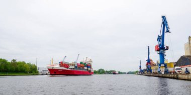 Rendsburg, Almanya - 11 Mayıs 2022: Almanya 'nın kuzeyinde Schleswig-Holstein eyâletinde Kiel Kanalı (Almanca: Nord-Ostsee-Kanal) tatlı su kanalı.