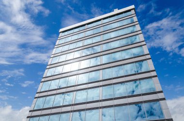 Gökyüzü yansımalı yeni cam ofis binası