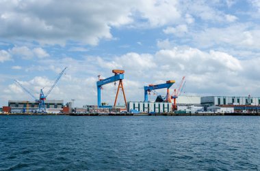 Kiel, Almanya - 11 Mayıs 2022: Kiel Limanı manzarası, Baltık Denizi körfezi Kieler Frde 'nin iç kısımlarını işgal etmektedir..