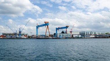 Kiel, Almanya - 11 Mayıs 2022: Kiel Limanı manzarası, Baltık Denizi körfezi Kieler Frde 'nin iç kısımlarını işgal etmektedir..