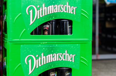 Schleswig, Almanya - 11 Mayıs 2022: Dithmarscher bira sandıkları