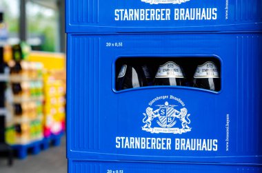 Schleswig, Almanya - 11 Mayıs 2022: Bira sandıklarında Starnberger birası
