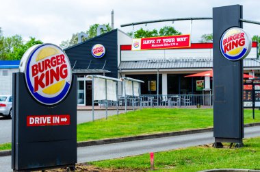 Henstedt-Ulzburg, Almanya - 20 Mayıs 2022: Burger King restoranının dış tarafı - girişe yakın.